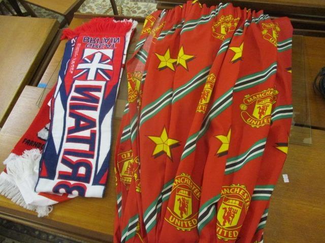 Mixed Manchester United memorabilia to include scarves and bed curtains