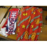 Mixed Manchester United memorabilia to include scarves and bed curtains