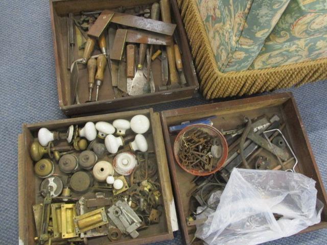 Mixed tools and furniture accessories to include handles, a hammer and other items