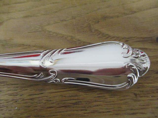 An Ashberry silver plated canteen of Louis XV pattern cutlery and flatware - Image 2 of 2