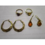9ct Gold jewellery to include two pairs of earrings, one pair set with amber and two stone set rings