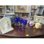 A mixed lot to include a Carlton ware bookend and an oriental style porcelain blue and white