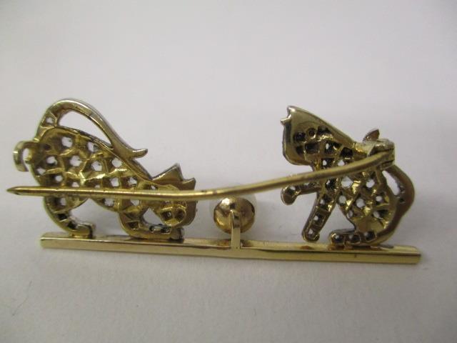 A gold and white coloured metal brooch fashioned as two kittens playing with a pearl, set with - Image 4 of 5