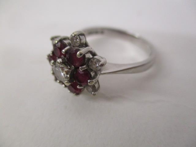 An 18ct white gold diamond and ruby ring in claw setting, size P, 5g - Image 2 of 5