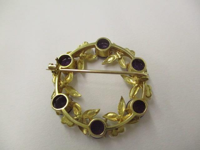 A 9ct gold wreath style brooch set with amethysts and pearls, 7g - Image 2 of 3