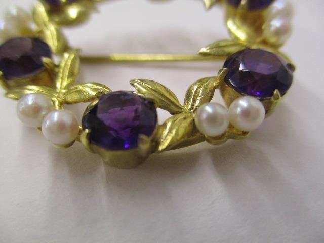 A 9ct gold wreath style brooch set with amethysts and pearls, 7g - Image 3 of 3