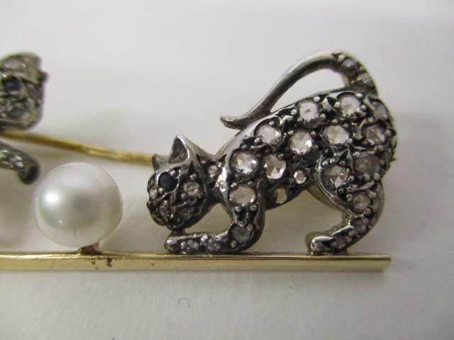 A gold and white coloured metal brooch fashioned as two kittens playing with a pearl, set with - Image 5 of 5