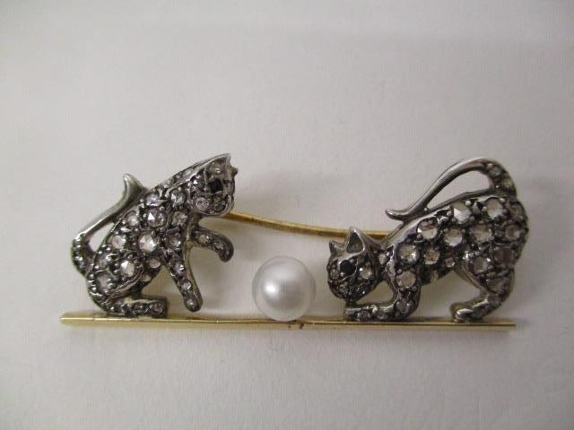 A gold and white coloured metal brooch fashioned as two kittens playing with a pearl, set with - Image 2 of 5