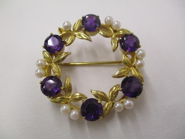 A 9ct gold wreath style brooch set with amethysts and pearls, 7g