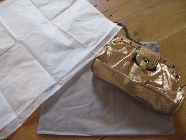 A Mulberry leather and metal gold coloured shoulder bag, serial number 060652, 9"w x 5"h, having a - Image 6 of 8