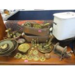 Mixed early to late 20th century metalware to include horse brasses, a Victorian copper cooking pot,