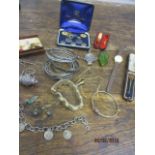 A cheroot with 9ct gold banding, two hat pins, cufflinks, a retro Monet necklace, bangles and