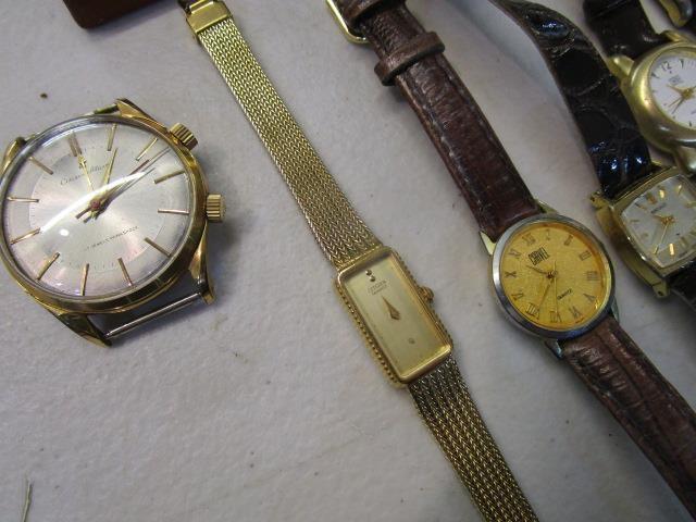 A mixed lot of ladies' and gents' wristwatches, and two folding dressing table clocks to include a - Image 3 of 4