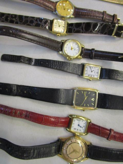 A mixed lot of ladies' and gents' wristwatches, and two folding dressing table clocks to include a - Image 4 of 4