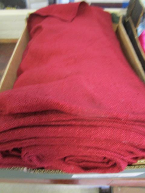 A quantity of damask linen and a selection of upholstery/seamstress material, cushion covers etc - Image 4 of 4