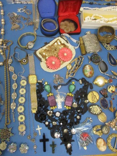 A selection of costume jewellery to include silver and yellow metal jewellery, late 20th century - Image 4 of 9