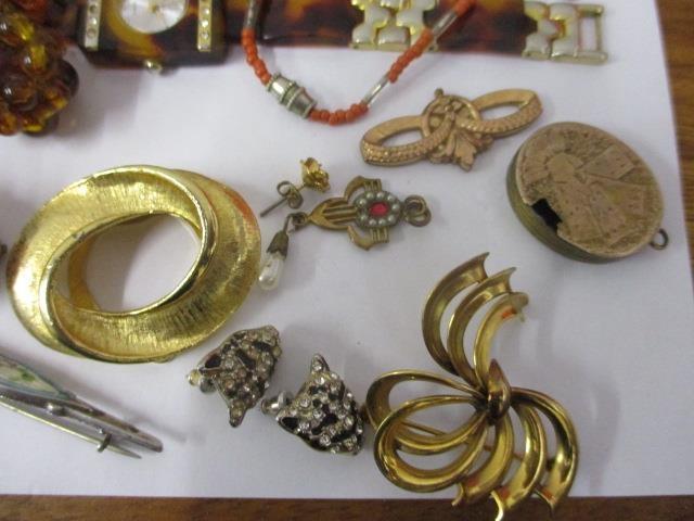 A selection of costume jewellery to include silver and yellow metal jewellery, late 20th century - Image 6 of 9