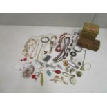A quantity of costume jewellery to include agate stone and glass beaded necklaces, a charm