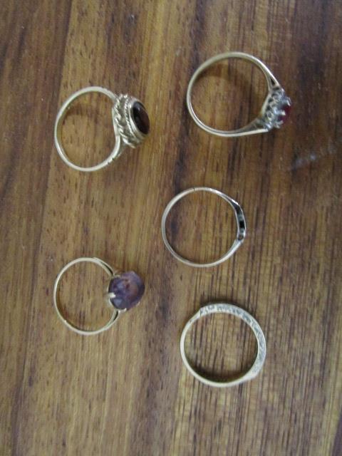 A group of 9ct gold and gem set rings to include a garnet ring and an amethyst ring, along with a - Image 2 of 2