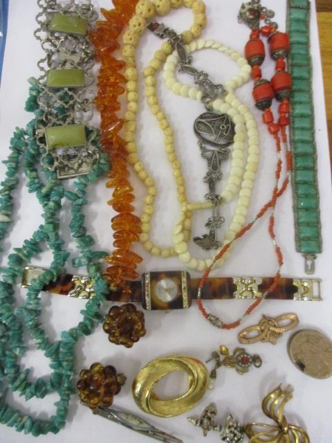 A selection of costume jewellery to include silver and yellow metal jewellery, late 20th century - Image 2 of 9