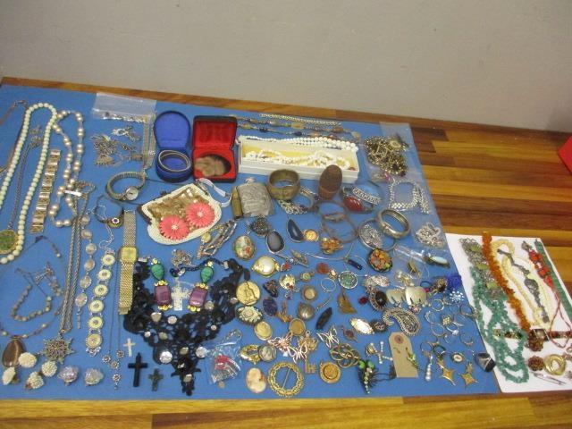 A selection of costume jewellery to include silver and yellow metal jewellery, late 20th century