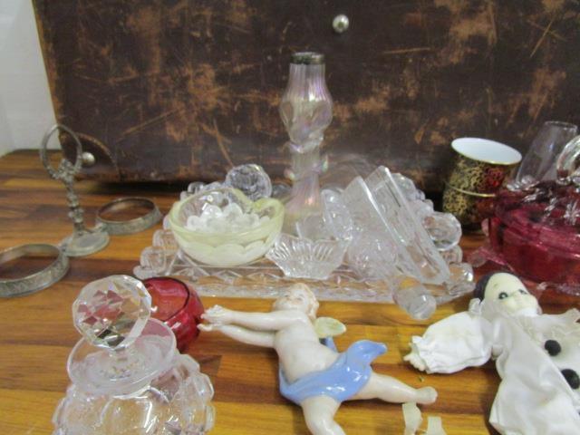 A mixed lot to include cranberry glassware, a vintage suitcase, Lladro and other items - Image 4 of 5