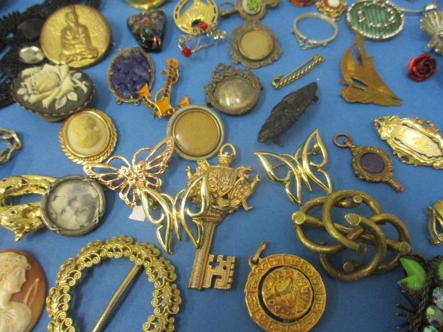 A selection of costume jewellery to include silver and yellow metal jewellery, late 20th century - Image 7 of 9