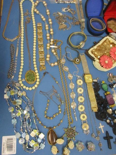 A selection of costume jewellery to include silver and yellow metal jewellery, late 20th century - Image 5 of 9