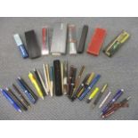Mixed loose and cased pens to include cased Parker pens and others