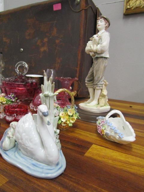 A mixed lot to include cranberry glassware, a vintage suitcase, Lladro and other items - Image 3 of 5