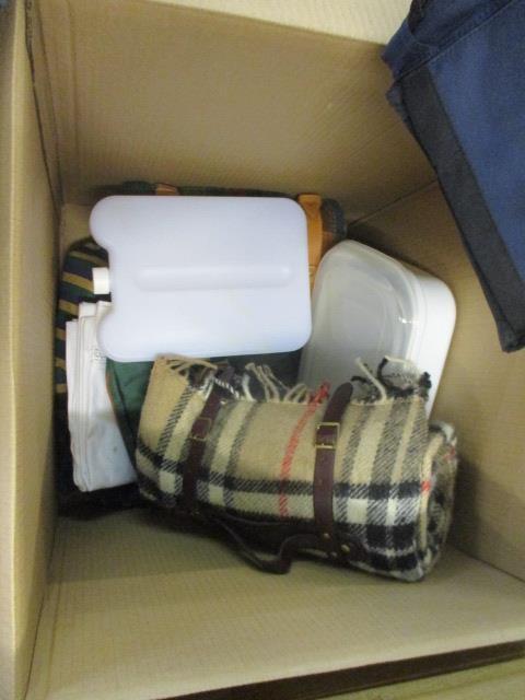 A picnic bag containing outdoor plastic Pimms jugs and glasses, brand new - Image 2 of 2