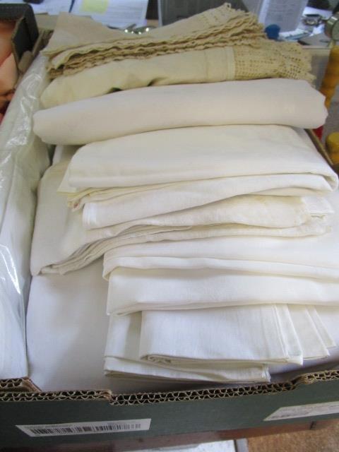 A quantity of damask linen and a selection of upholstery/seamstress material, cushion covers etc - Image 2 of 4