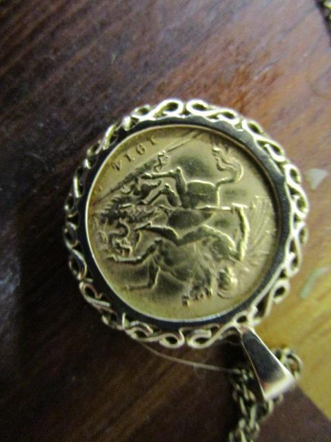 A George V 1914 gold half sovereign set in a 9ct gold setting and on a 9ct gold chain necklace, - Image 2 of 3