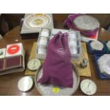 A mixed lot to include a Wedgwood Marguerite pattern coffee set, a 1977 calendar plate, a silver