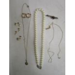 A mixed lot of 9ct gold jewellery to include chain necklaces, earrings and a costume jewellery pearl