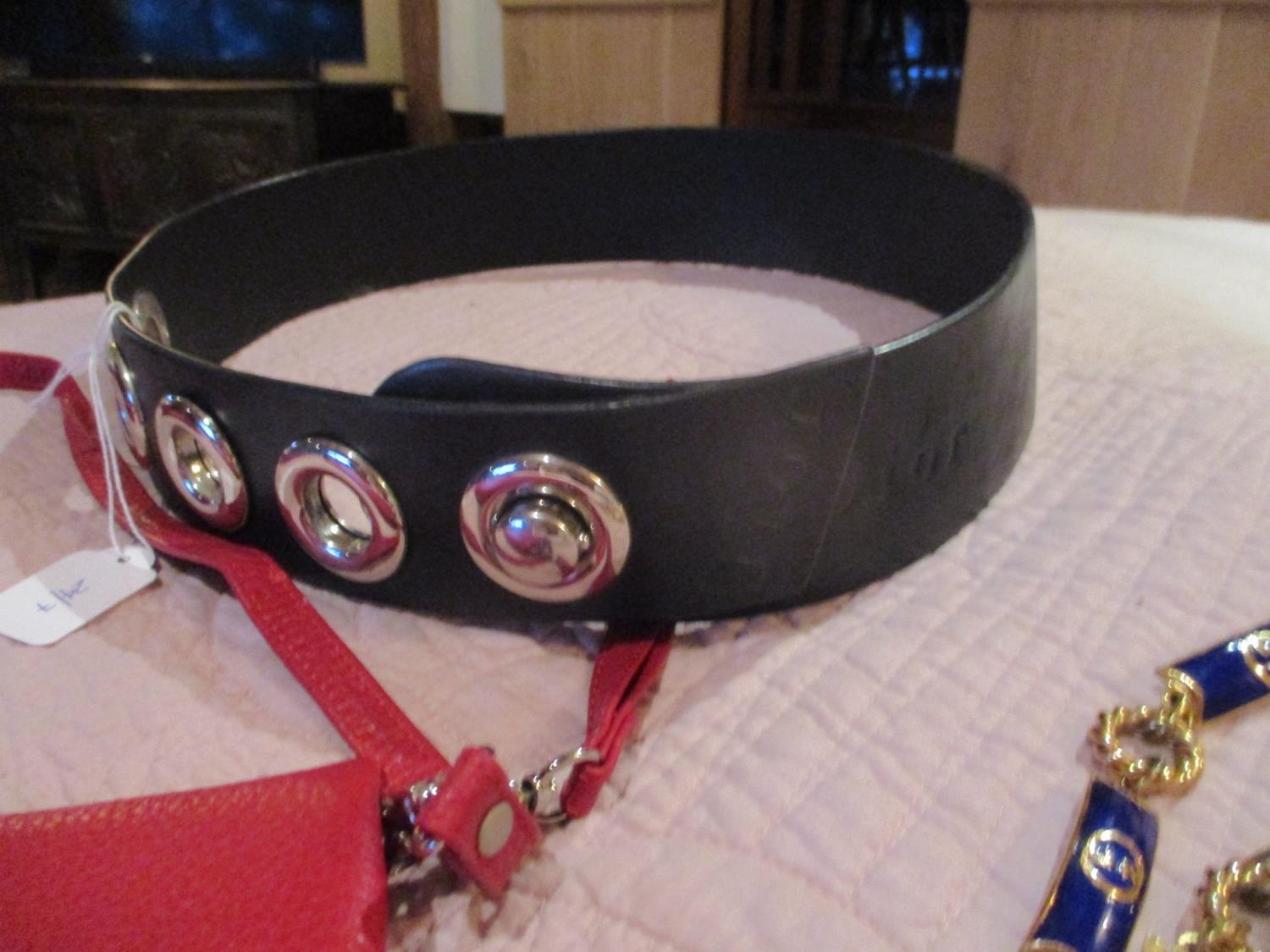 A red leather fashion should bag, a black leather belt with circular fastener, together with a - Bild 2 aus 4