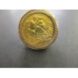 A gold full sovereign 1909 in a yellow metal setting, 15g