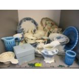 A mixed lot to include a Wilkinson teaset, Myott 1930s china, Leedsware cream china and mixed