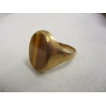 A 9ct gold ring set with a tigerseye