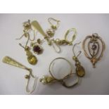 Mixed 9ct gold jewellery to include earrings, pendants and other items