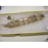 A 9ct gold gatelink bracelet with a 9ct gold heart shaped catch, total weight 16.5g