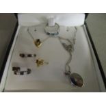 A mixed lot of jewellery to include a 9ct white gold and aquamarine three-stone ring, a pendant