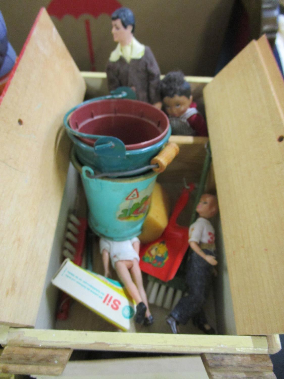 A mixed lot of toys to include a boxed Picot Puppet small 8" size, Sweet April carry case wardrobe - Image 4 of 5