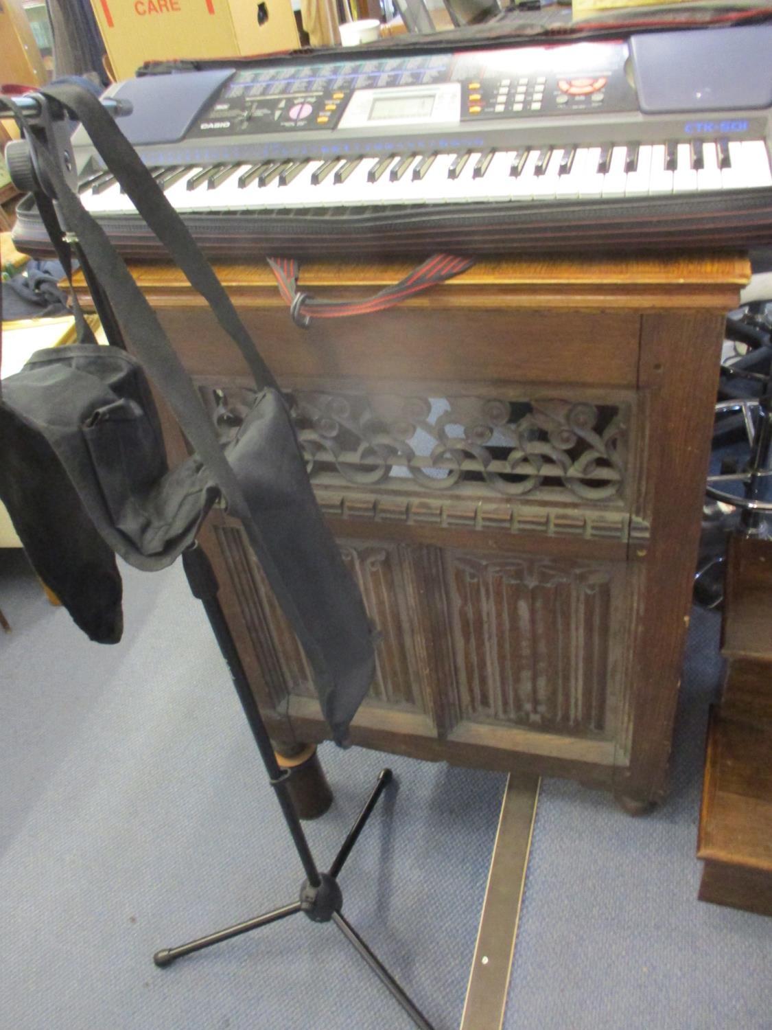 A Casio CTK 502 keyboard with microphone stand