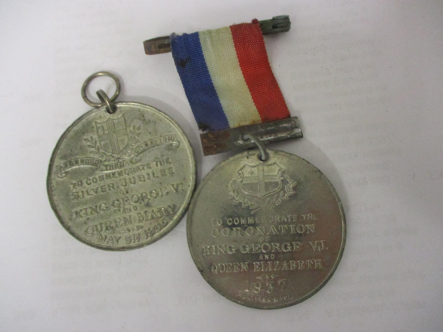 A mixed lot to include four commemorative medals to include Silver Jubilee King George V and Queen