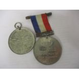A mixed lot to include four commemorative medals to include Silver Jubilee King George V and Queen