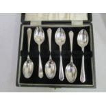A set of six teaspoons with crossed golf clubs to the terminals, Walker & Hall