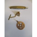 A 9ct gold cased pen knife, a 9ct gold tie pin, 4.30 gms and a 9ct gold Masonic pendant, 3.36 gms