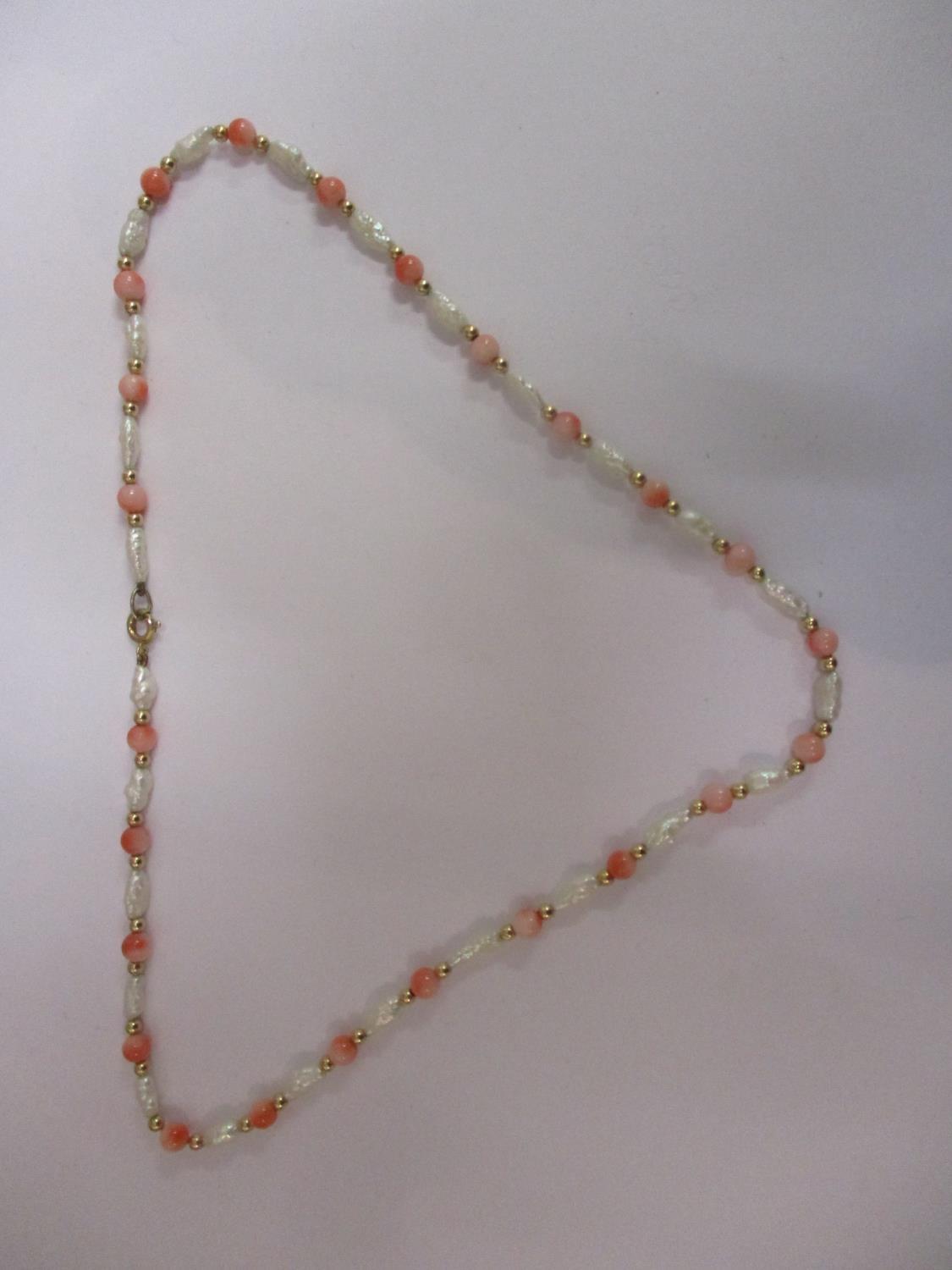 A pearl, coral and gold coloured metal necklace, 16"long