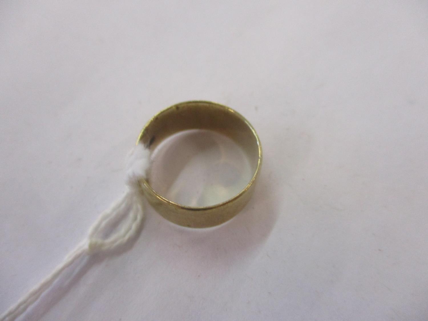 A 9ct gold wedding band, 2.4g